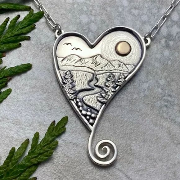 NATURE HEART NECKLACE. HIKING OUTDOORS Wanderlust - Picture 2 of 3